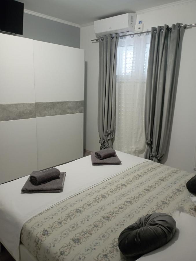 Pia Apartment Dugi Rat Esterno foto