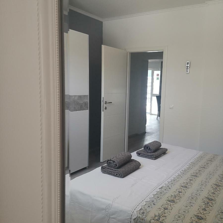Pia Apartment Dugi Rat Esterno foto